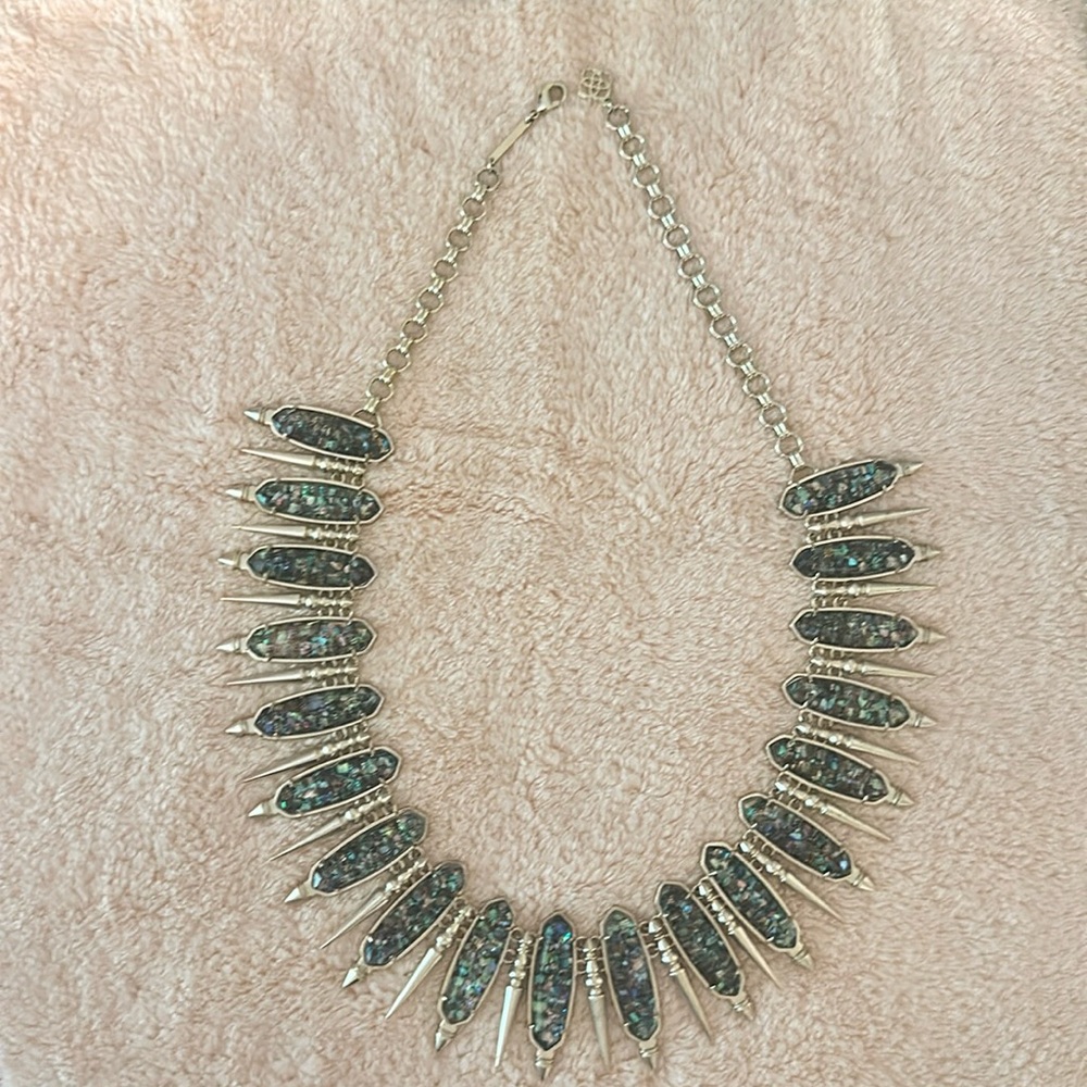 Gwendolyn Statement Necklace in gold
Worn once for an event. Perfect condition.